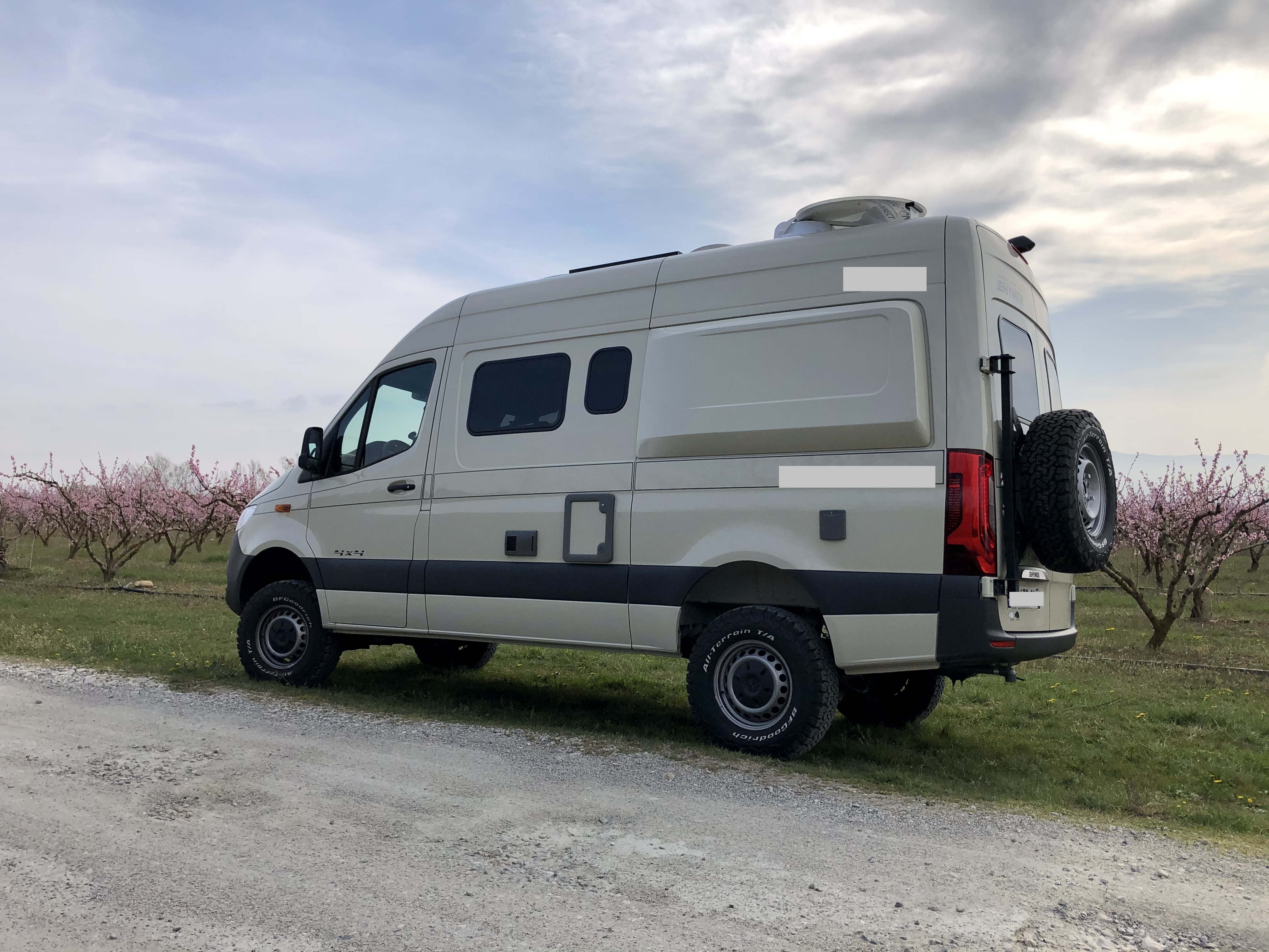 AUTOMOBILE/ UTILITAIRE. Mercedes Sprinter 4x4: haut sur pattes